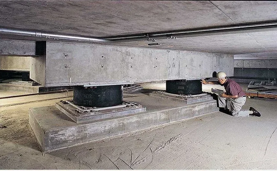 Diseño de Aislación Sísmica de Base en La Serena: Control de Demanda sobre Suelos Estratificados